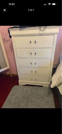 Very used dresser set