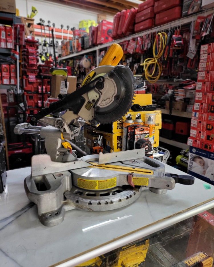 DEWALT 20V CORDLESS 7-1/4 IN. Miter Saw Xr BRUSHLESS $299