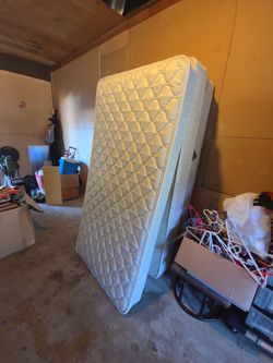Twin mattress and box spring