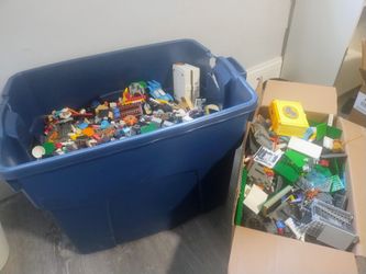 2 boxes of legos (read desc)