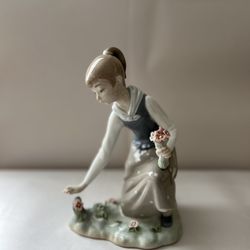 Lladró Porcelain Figurine Girl Kneeling Picking Flowers Hand Made In Spain