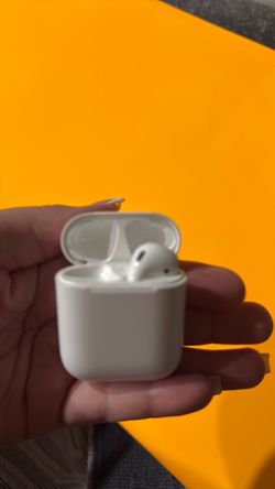 AirPods with one right earbud
