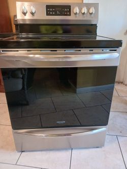 estufa Stainlees Steel Frigidaire limpia todo trabaja con garantía $ 350