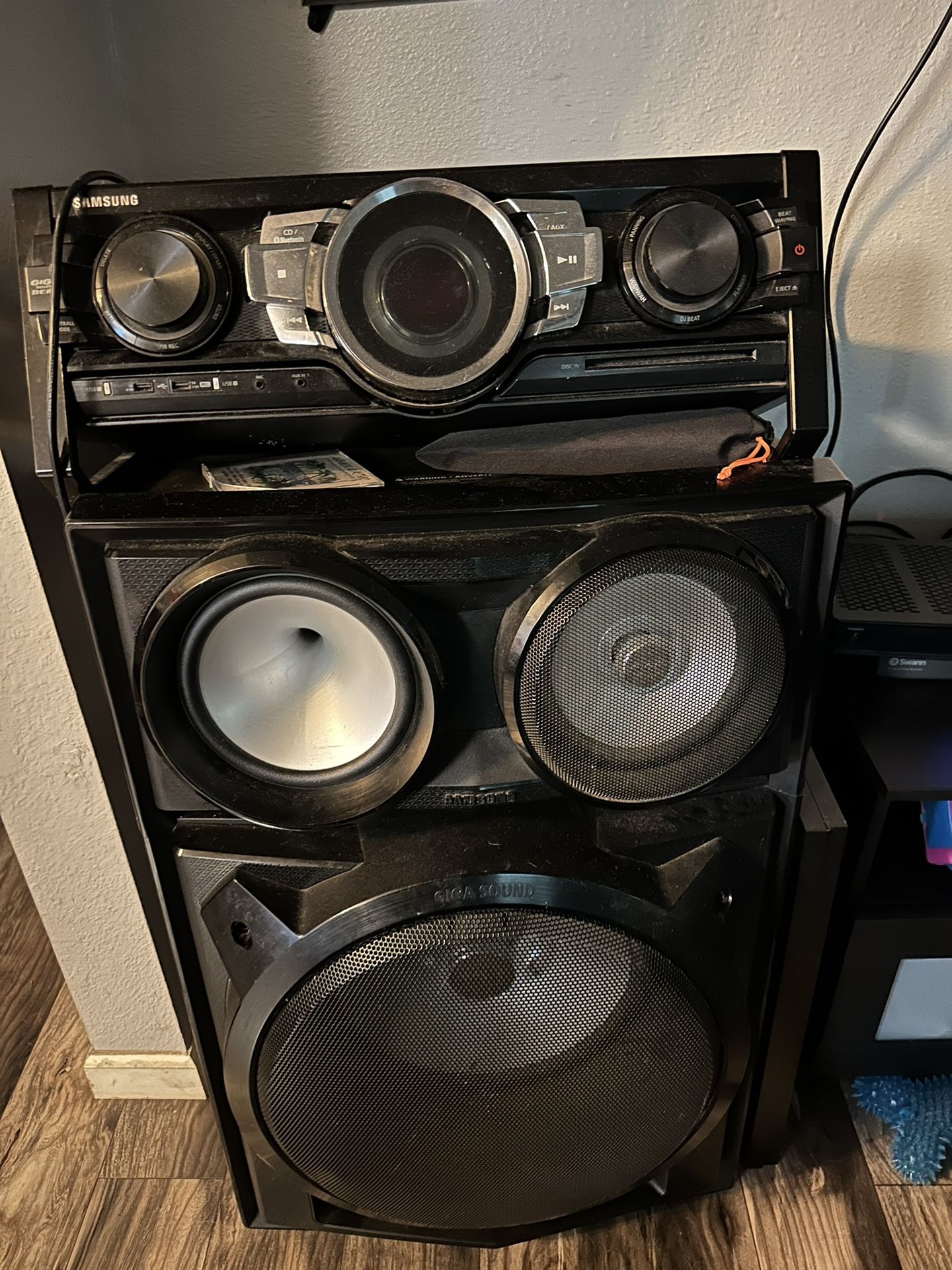 Samsung Stereo System Giga Sound Bluetooth Connection 