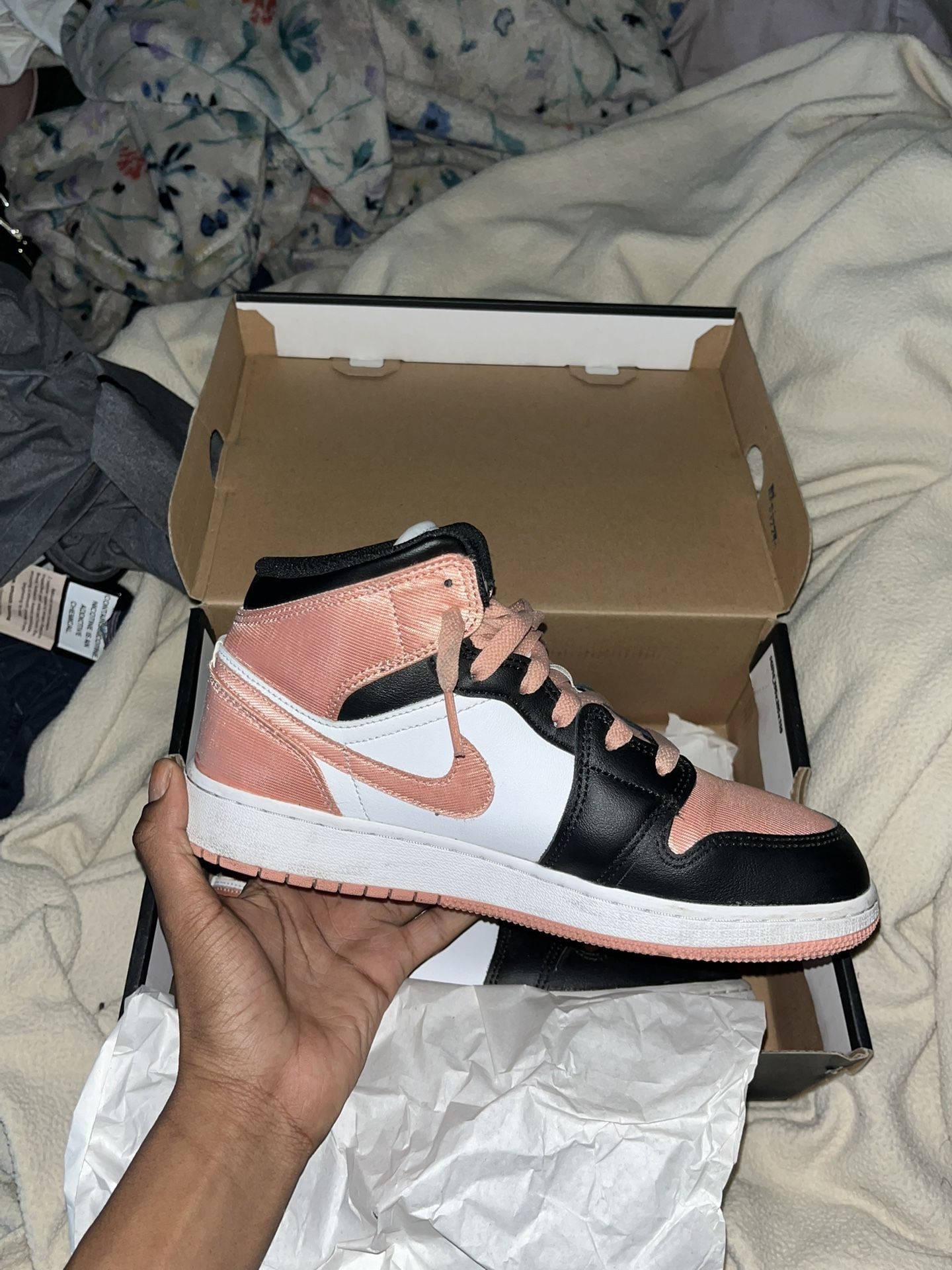 air jordan 1 mid (gs). white/lt madder root black. blanc/racine de garance pale