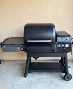 Traeger Ironwood 650 Wood Pellet Grill (Model TFB61RLG)