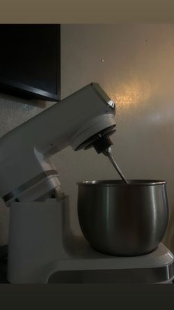White Stand Mixer with Stainless Steel Bowl
