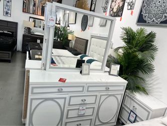 Michael Amini Sky Tower Queen Bedroom Set 4 Pcs. Floor Model Sale Price