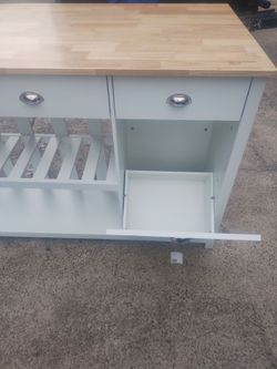 White kitchen bar
