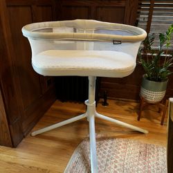 Like New - Halo BassiNest Swivel Sleeper 3.0 