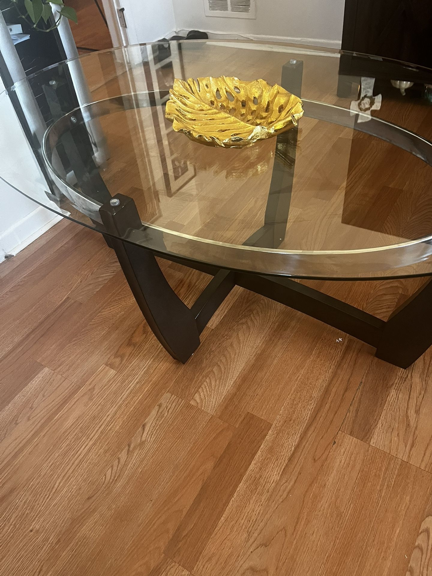 Coffee Table With Two End Tables And A Set Of Lamps