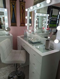 Beautiful new vanity, excellent quality, take it on credit.