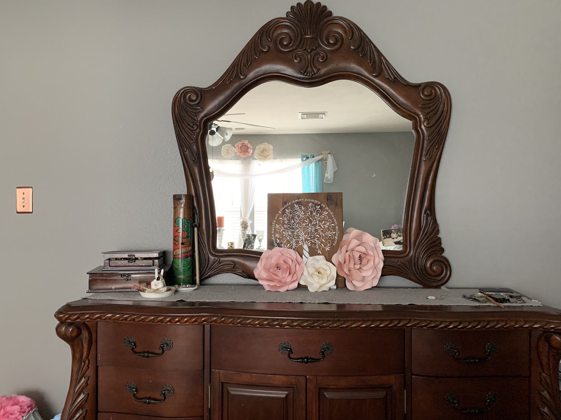Room dresser with mirror