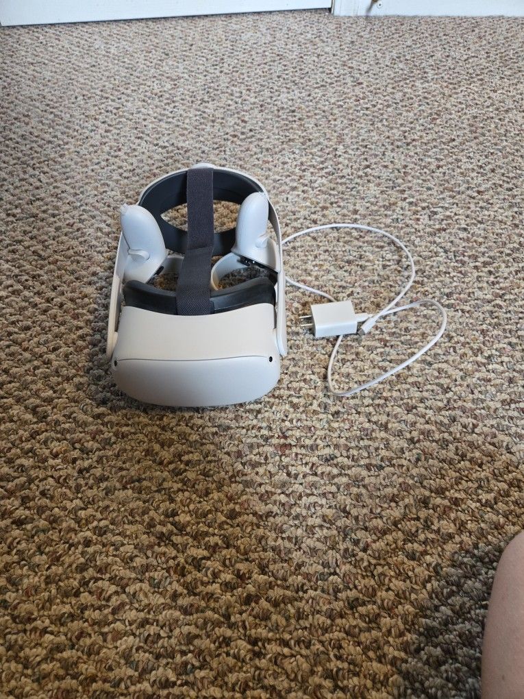 Meta Quest 2 (With Charger And Controllers)