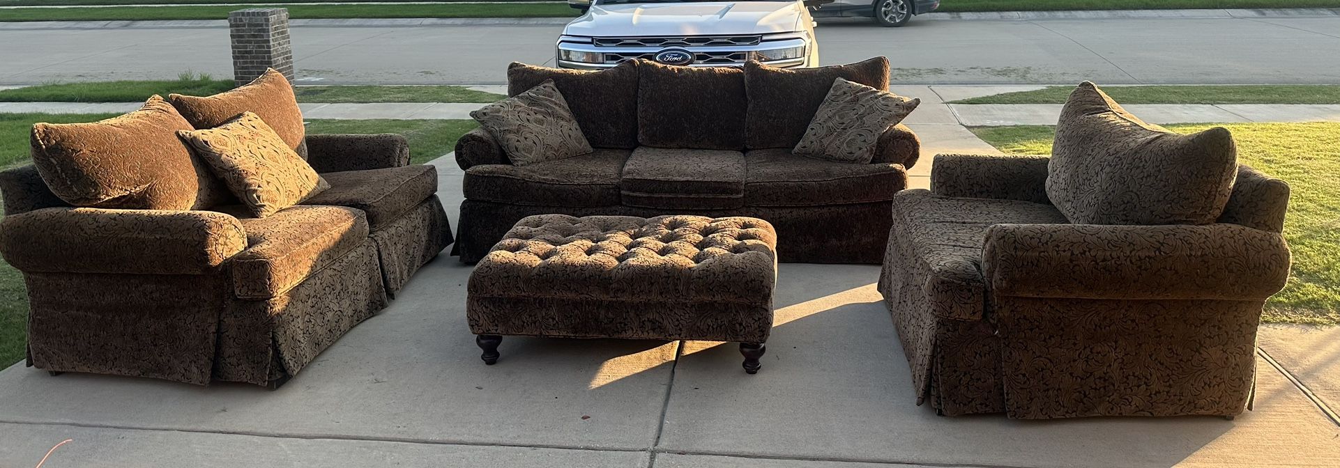 Livingroom Set : Sofa, Loveseat, Chair And Ottoman 