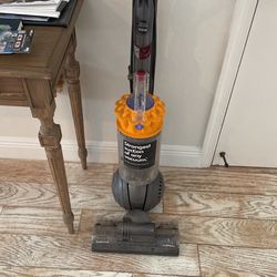 DYSON VACUUM