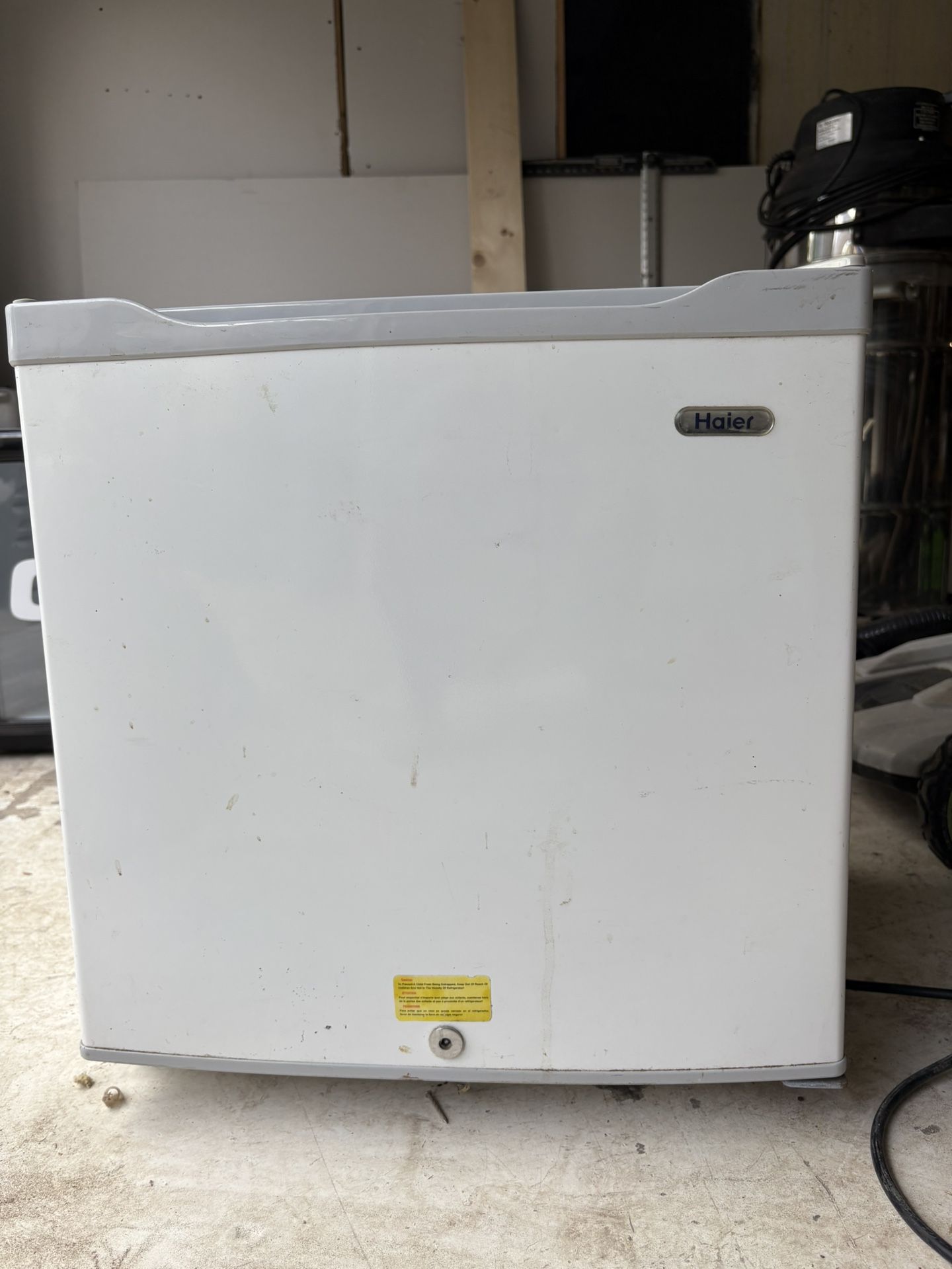Haier Mini Fridge Works Great No Shelves $20