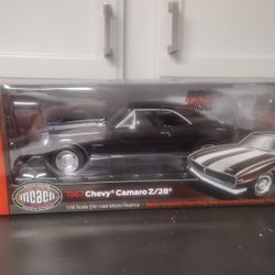 American Muscle Auto World 1967 Chevy Camaro Z/28 1/18 diecast