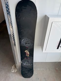 The 1995 Vintage Burton / Terje Haakonsen “The 152” Snowboard is a classic piece of snowboarding history, featuring a sleek black colorway and a lengt