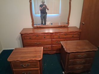 Bedroom set all wood withheld board and frame