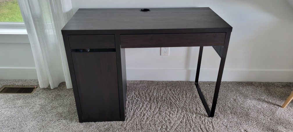 Office Desk And  Chair 