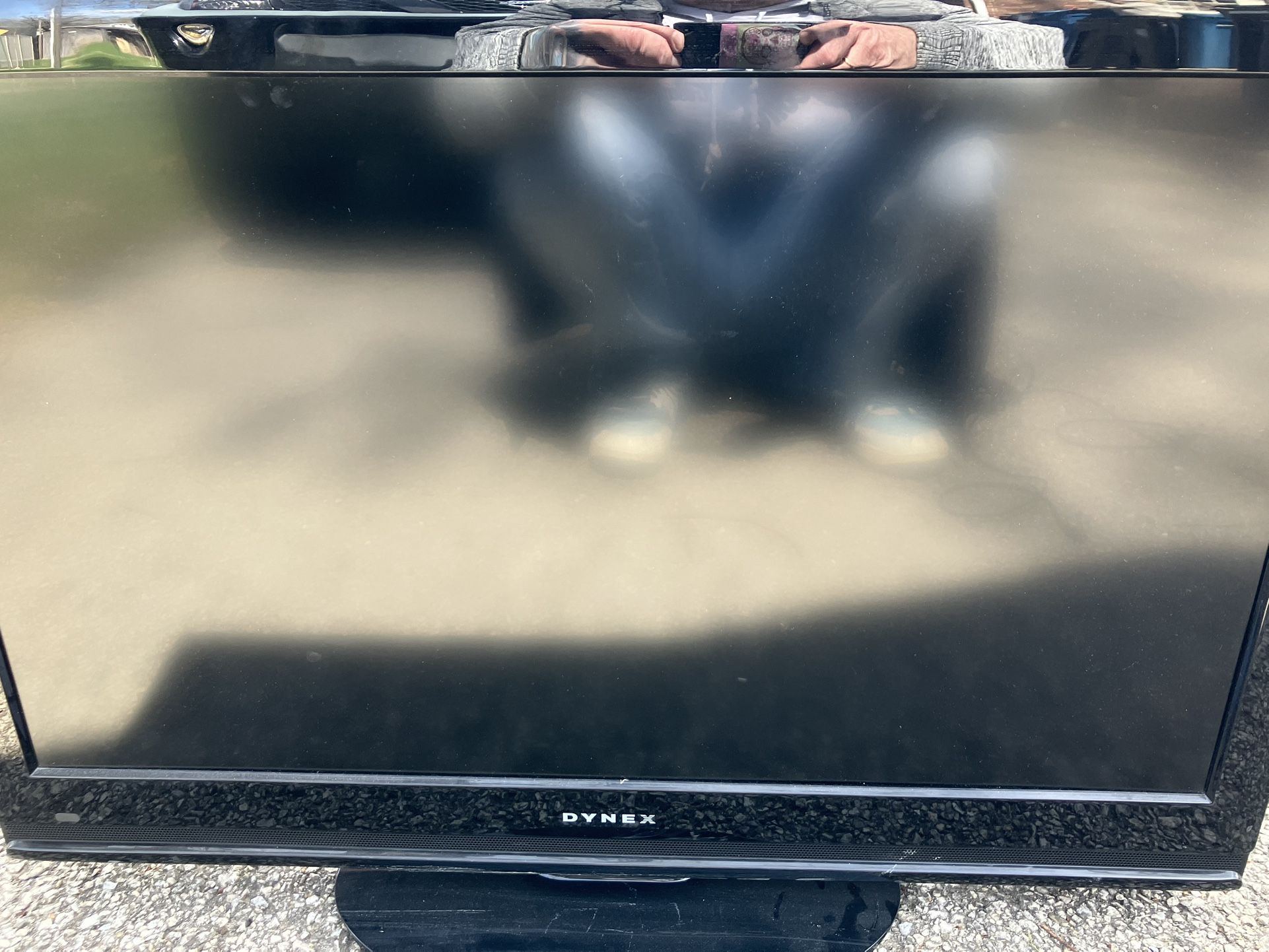 32” FLATSCREEN TV WITH REMOTE