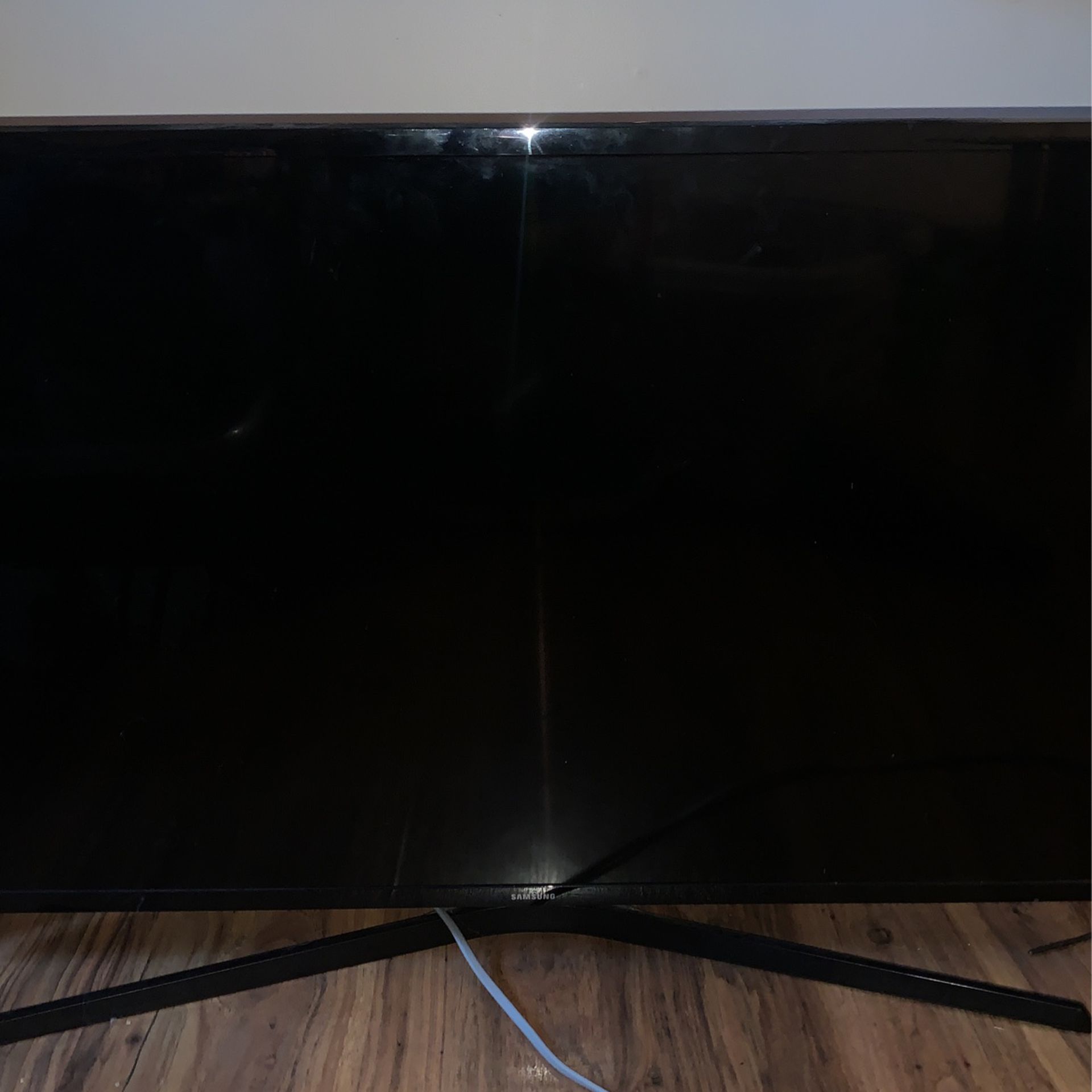 Tv for parts or repair LCD broken 