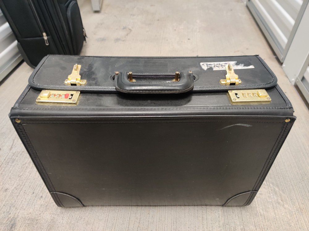 Some Old, Cool Hardcase Briefcase That A Hitman And Assassin would Use (OR Its An Airline Pilots Bag)