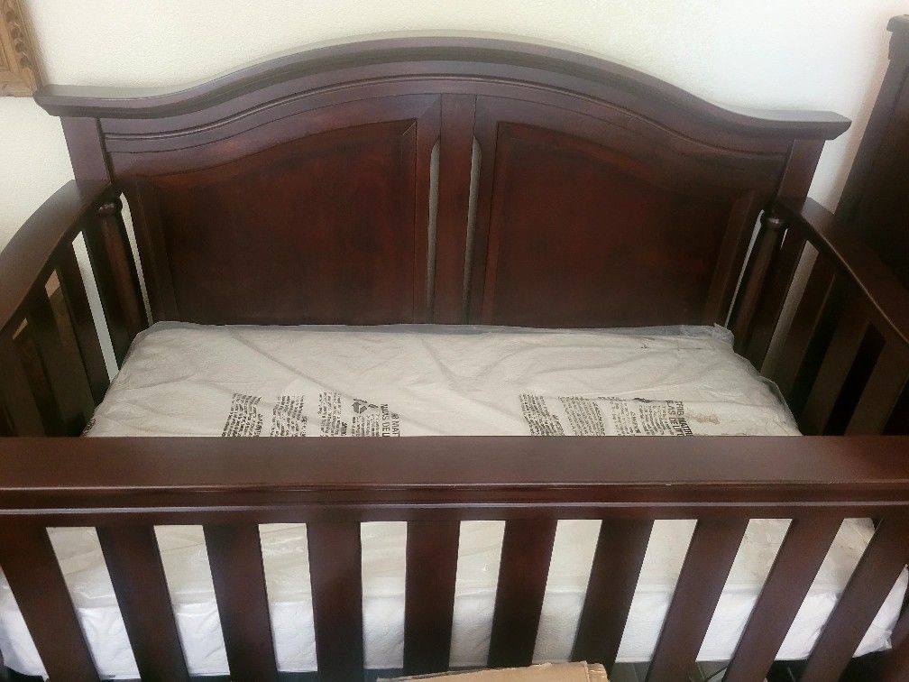 BABY CRIB WITH MATTRESS AN DRESSER
