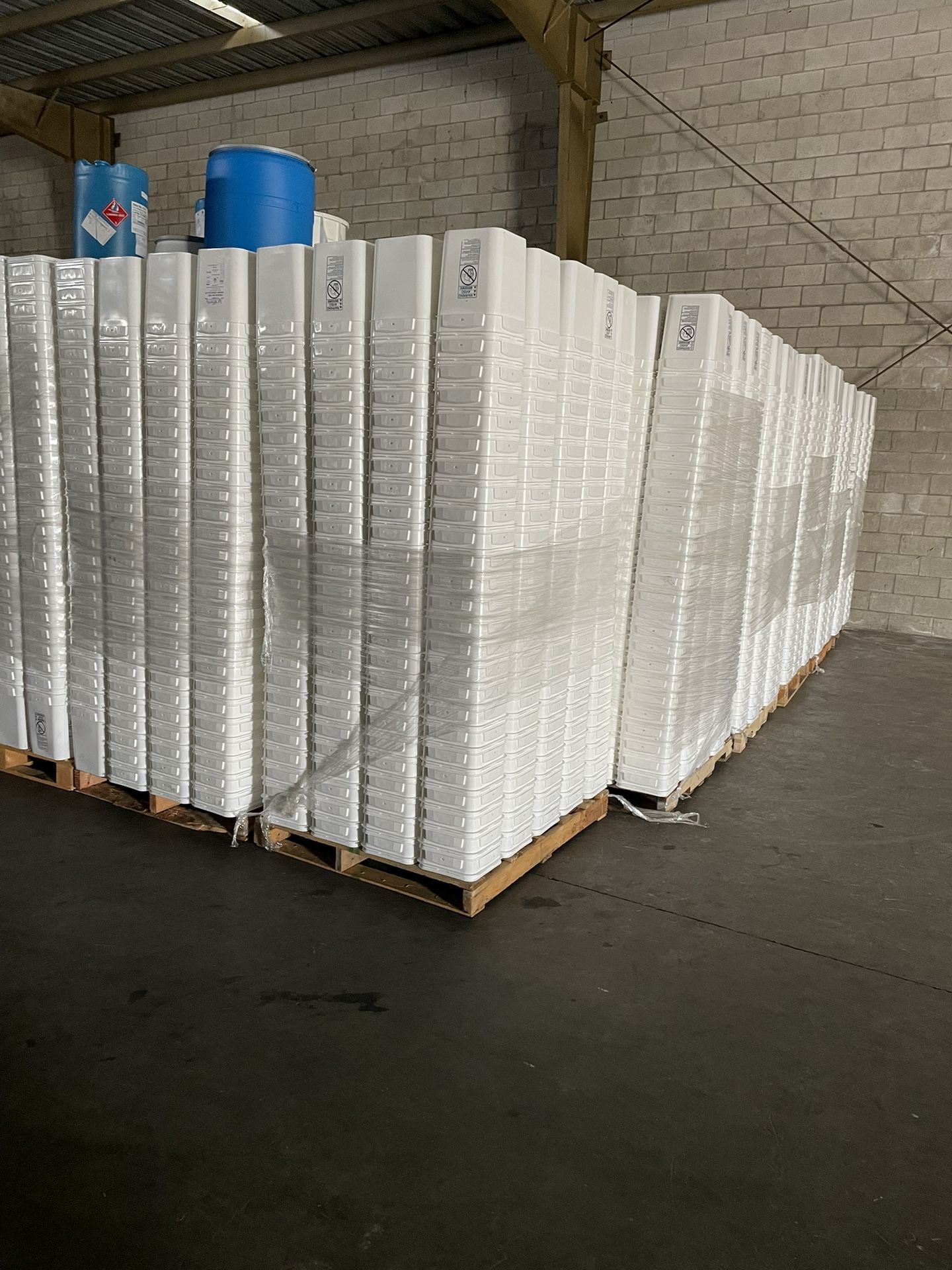 Buckets 4 Gallon for Sale in Los Angeles, CA - OfferUp