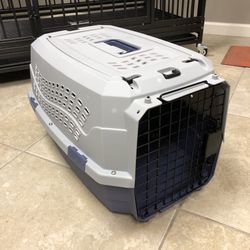 Brand New, Small Plastic Kennel For Small Dog😊