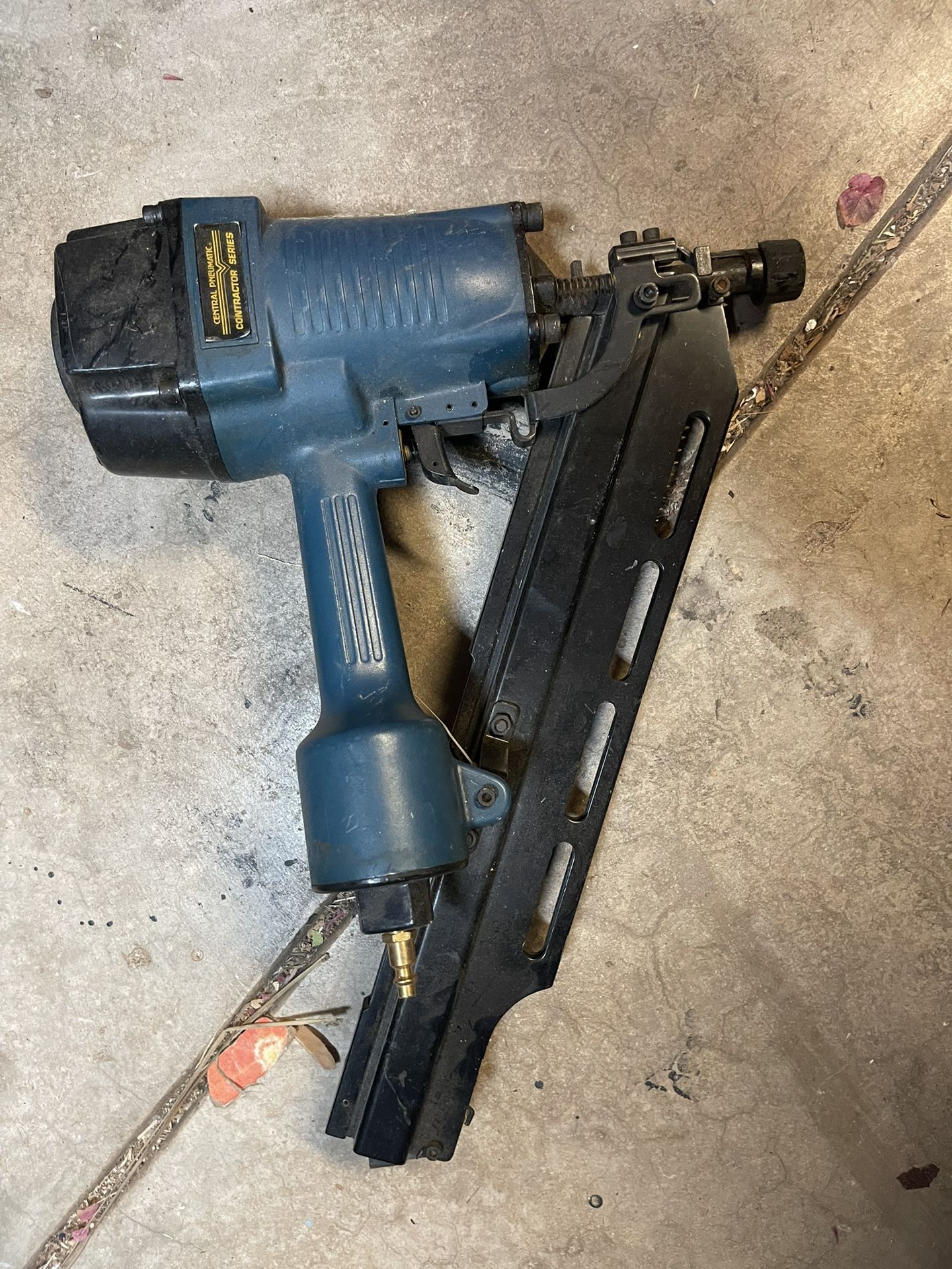 Central Pneumatic 28° Clipped Head Framing Nailer