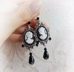 STUNNING DROP EARRINGS $8.00💥