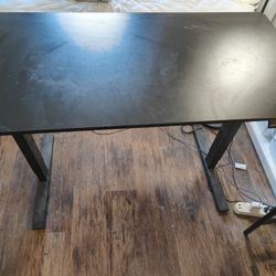 Adjustable standing desk