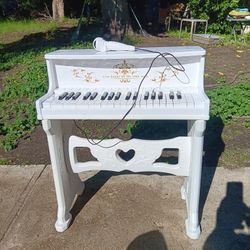 !! Child's Toy  Piano  Works On Batteries Only