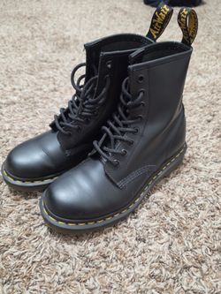 1460 WOMEN'S
Smooth Leather Lace Up Boots size 6