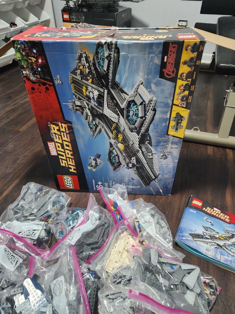 LEGO Marvel Super Heroes 76042 The Shield Helicarrier.