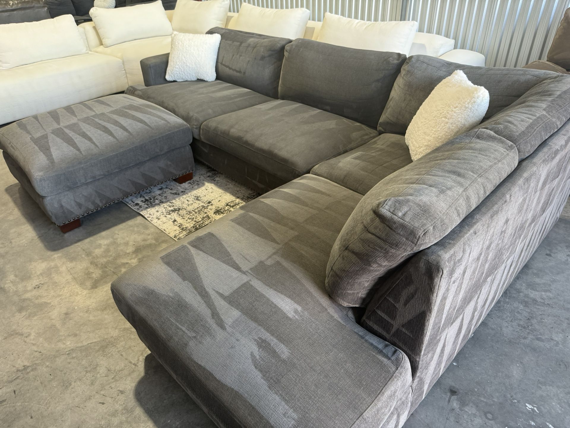Free Delivery* Like New Gray Sectional W/ Ottoman