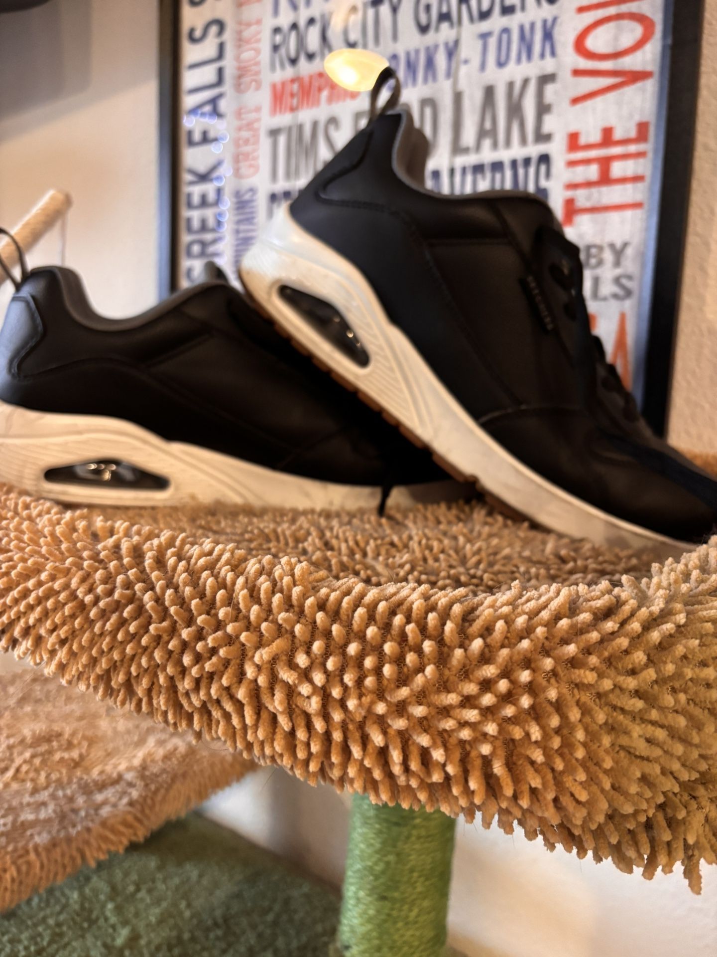 Men’s Skechers-sz 9