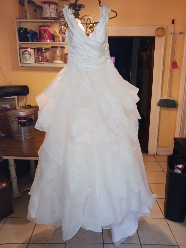 Maggie Sottero memories wedding dress size 12 (fits 8-10)