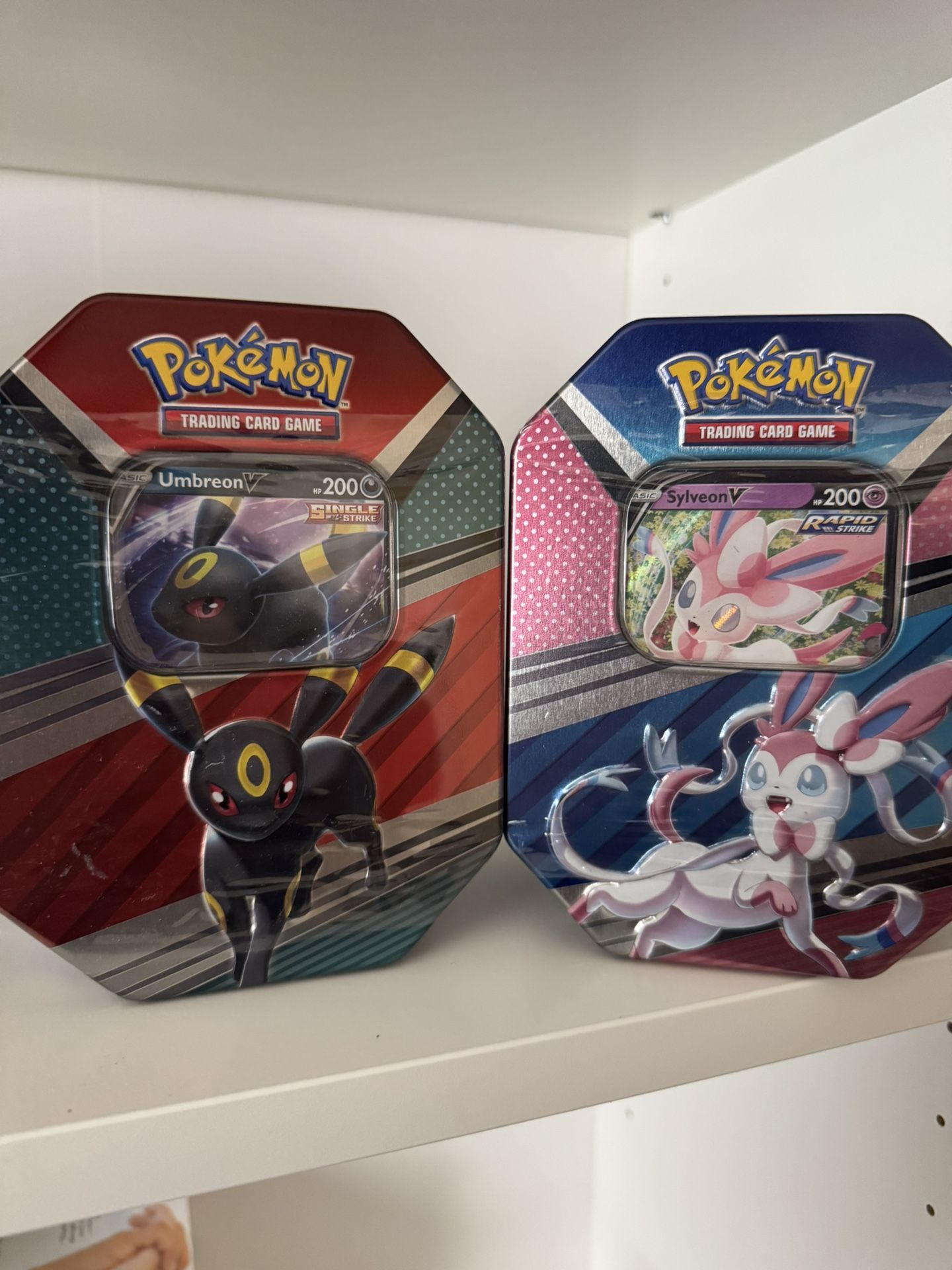 Pokemon V Heroes Tins: Umbreon & Sylveon 