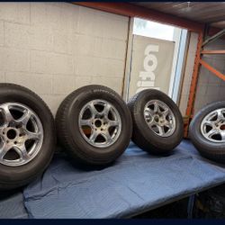 GMC Suburban Wheels (17x7.5)