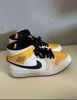 Yellow Jordan 1 Mids