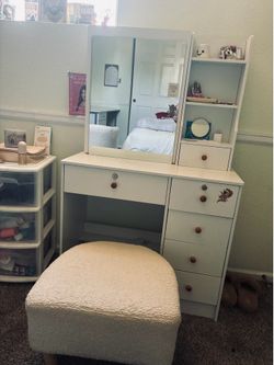 Girls vanity