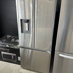 Samsung 30” Refrigerator / Apartment Size 
