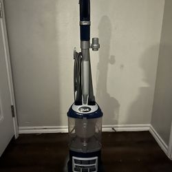 Shark Navigator Lift-Away Deluxe