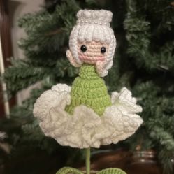 Muñeca de crochet tejida a mano.