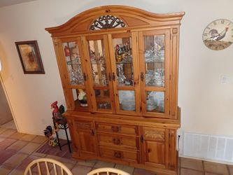 Broyhill 2pc pine illuminated China hutch