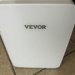 10 cans little fridge. It comes with a cable for a car or a house.