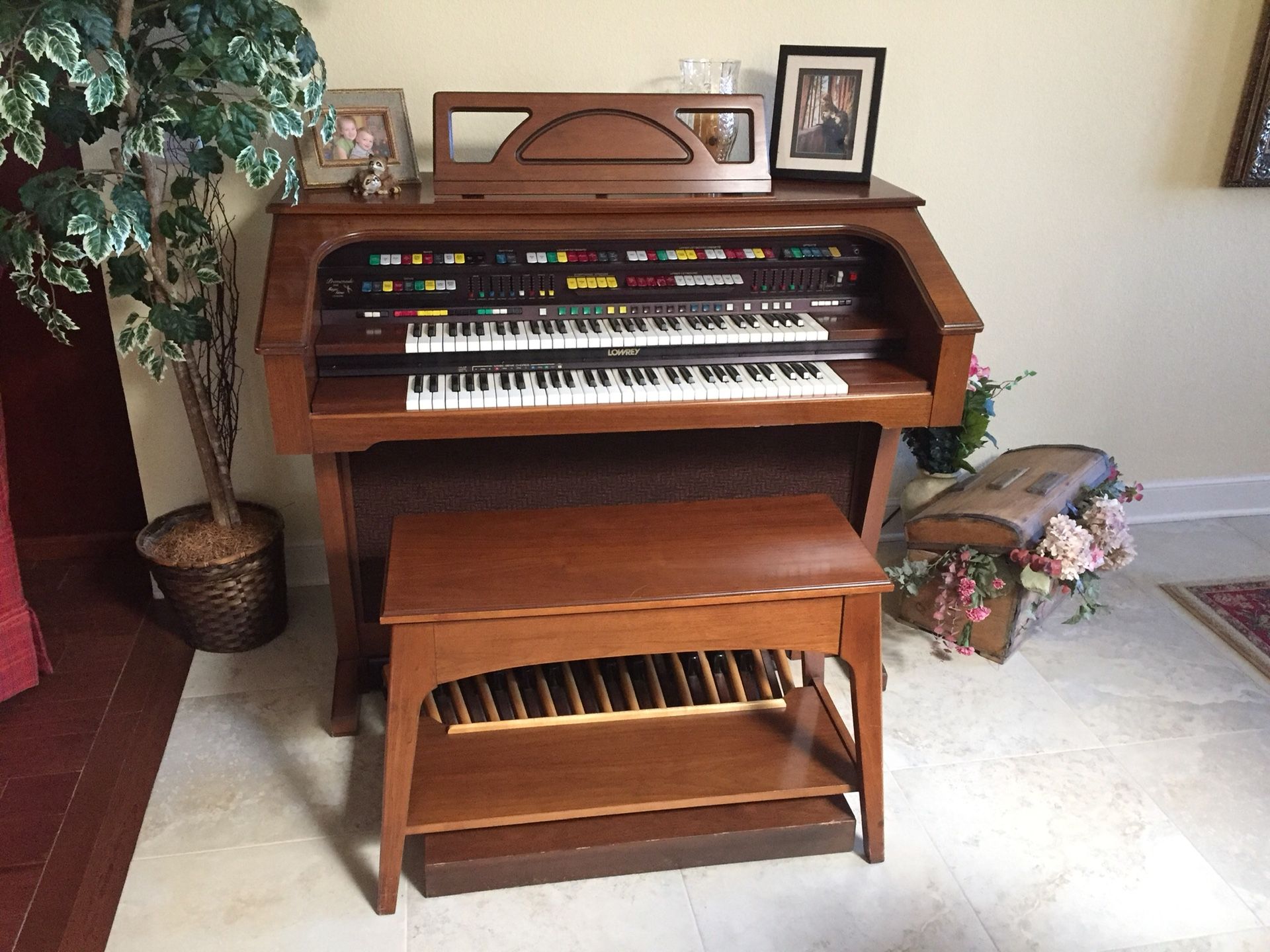 Lowrey Promenade organ. Excellent condition . Reduced price to$25.00
